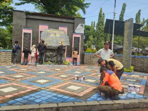 Pemko Padang membersihkan dan mempercantik kawasan Tugu Gempa yang berada di Jalan Gereja beberapa hari yang lalu. Aksi bersih-bersih ini