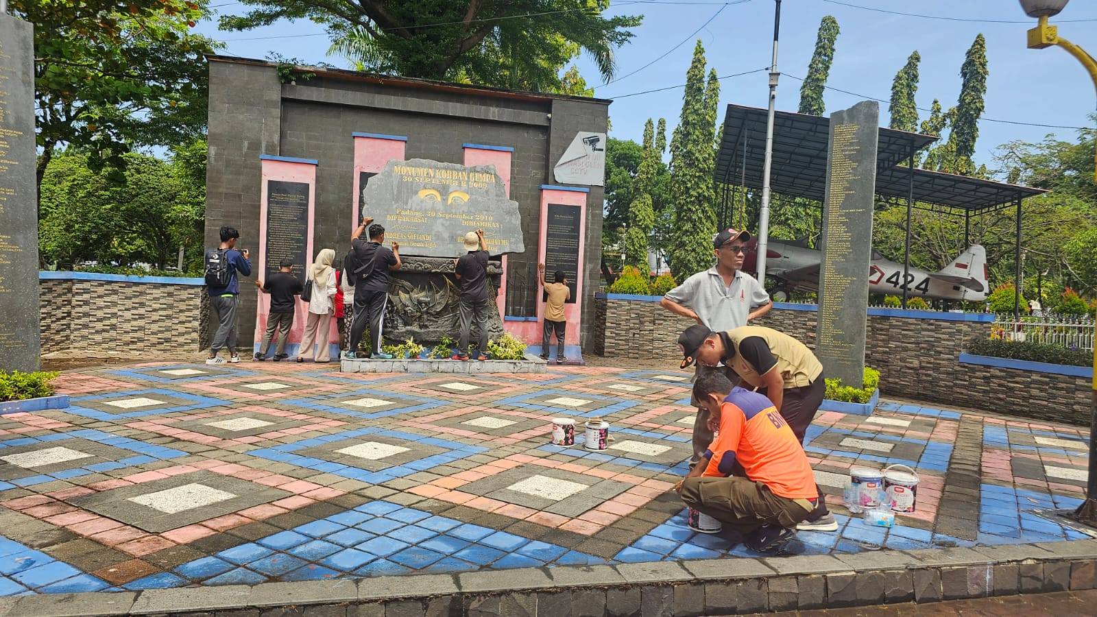 Pemko Padang Bersihkan Kawasan Tugu Gempa Jelang Peringatan Gempa 30 September