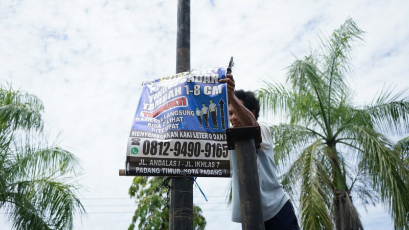 Pemko Padang menertiban sejumlah spanduk, baliho dan papan nama usaha yang ada sejak Senin (8/9/2025). Media promosi luar ruang itu .