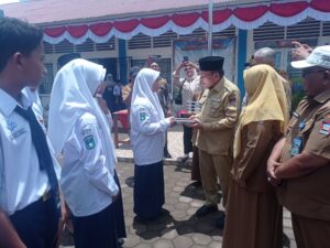 Wakil Wali Kota Padang, Maigus Nasir menghadiri launching program Makan Bergizi Gratis (MBG) di SMPN 22 Kota Padang, Senin (15/9/2025).