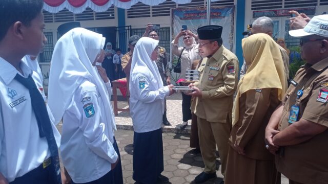 Wakil Wali Kota Padang, Maigus Nasir menghadiri launching program Makan Bergizi Gratis (MBG) di SMPN 22 Kota Padang, Senin (15/9/2025).