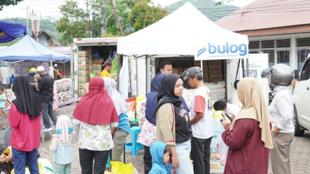 Pemko Padang menggelar pasar murah guna membantu masyarakat dalam memenuhi kebutuhan pokok sekaligus menekan laju inflasi dan menjaga