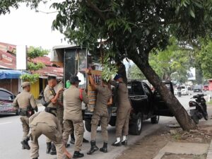 Petugas Satpol PP Padang menertibkan sejumlah lapak pedagang kaki lima (PKL) yang ditinggalkan pemiliknya di atas fasilitas umum (fasum)
