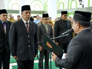 Bupati Agam, Benny Warlis melantik M Lutfi sebagai Sekretaris Daerah (Sekda) Kabupaten Agamd di Masjid Agung Nurul Fallah Lubuk Basung,