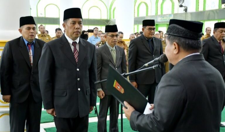 Bupati Agam, Benny Warlis melantik M Lutfi sebagai Sekretaris Daerah (Sekda) Kabupaten Agamd di Masjid Agung Nurul Fallah Lubuk Basung,