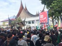 Massa aksi yang terdiri dari elemen masyarakat mulai dari mahasiswa, kelompok masyarakat sipil hingga pengemudi ojol unjuk rasa di DPRD Sumbar