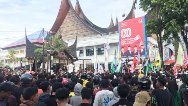 Massa aksi yang terdiri dari elemen masyarakat mulai dari mahasiswa, kelompok masyarakat sipil hingga pengemudi ojol unjuk rasa di DPRD Sumbar