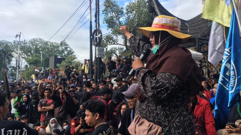 Aksi unjuk rasa di DPRD Sumbar juga menyuarakan kesejahteraan guru, terutama tenaga honorer yang masih belum mendapatkan upah layak.