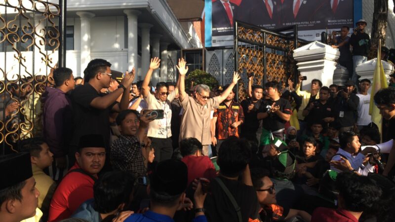 Ketua DPRD Sumbar Muhidi angkat tangan saat menemui massa aksi di gedung DPRD, Senin (1/9/2025). Muhidi menemui massa aksi pukul 17.05 WIB,