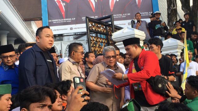 Aliansi Cipayung plus Sumbar yang terdiri dari 15 Organisasi Kemasyarakatan Pemuda atau OKP menyuarakan tujuh tuntutan saat demo DPRD Sumbar