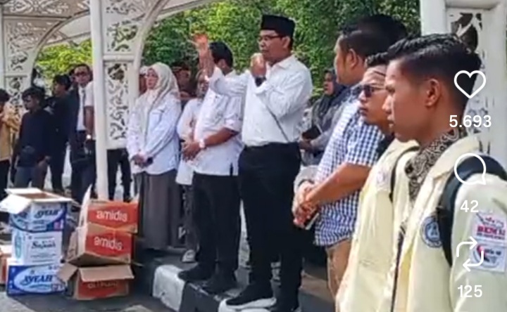 Aksi unjuk rasa di kantor DPRD Sumbar hari ini, Senin (1/9/2025), diikuti mahasiswa dari Universitas Andalas (UNAND) dan UNP