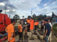 BPBD Kabupaten Agam membagikan air bersih untuk 200 kk yang terdampak kekeringan di Nagari Biaro Gadang, Kecamatan Ampek Angkek.