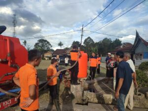 BPBD Kabupaten Agam membagikan air bersih untuk 200 kk yang terdampak kekeringan di Nagari Biaro Gadang, Kecamatan Ampek Angkek.