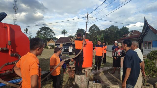 BPBD Kabupaten Agam membagikan air bersih untuk 200 kk yang terdampak kekeringan di Nagari Biaro Gadang, Kecamatan Ampek Angkek.