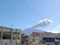 Erupsi Gunung Marapi pada Senin pagi 5 September 2025. Foto: Istimewa