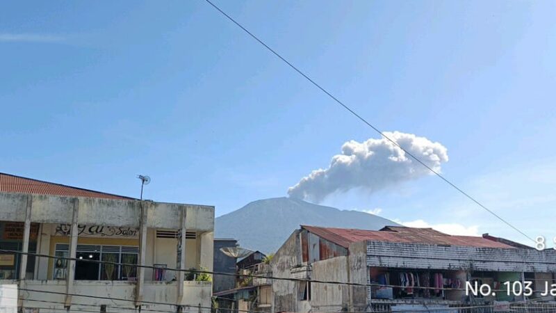 Erupsi Gunung Marapi pada Senin pagi 5 September 2025. Foto: Istimewa