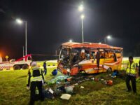 Dua orang meninggal dalam kecelakaan tunggal bus pariwisata di pintu keluar Jalan Tol Padang Sicincin pada Minggu malam 7 September 2025