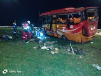 Sopir bus pariwisata yang kecelakaan tunggal di pintu keluar Jalan Tol Padang Sicincin melarikan diri pascakejadian pada Minggu malam