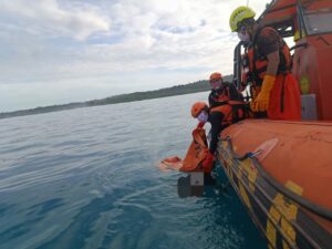 Tim Operasi pencarian dan pertolongan atau SAR Mentawai mengevakuasi korban sampan terbalik di perairan Dusun Mapinang, Mentawai.