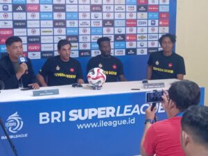 Manajemen Semen Padang FC saat konferensi pers jelang laga melawan PSBS Biak, Kamis (11/9/2025). Foto: Fajar H