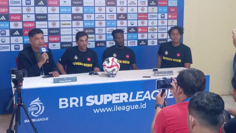 Manajemen Semen Padang FC saat konferensi pers jelang laga melawan PSBS Biak, Kamis (11/9/2025). Foto: Fajar H