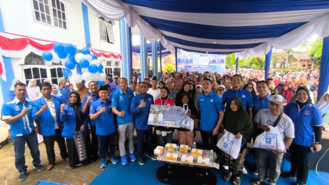 DPW PAN Sumbar Bagikan 80 Ton Beras untuk Warga Padang