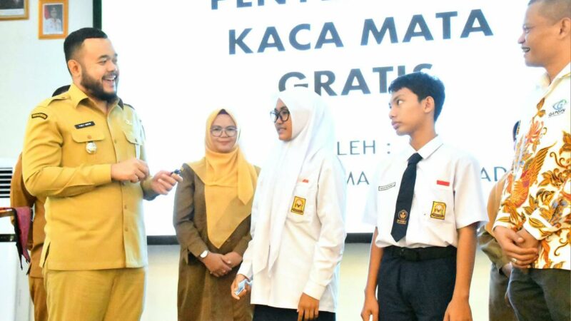 Wako Fadly Apresiasi Gapopin Bagikan 200 Kacamata Gratis untuk Peserta Didik di Padang