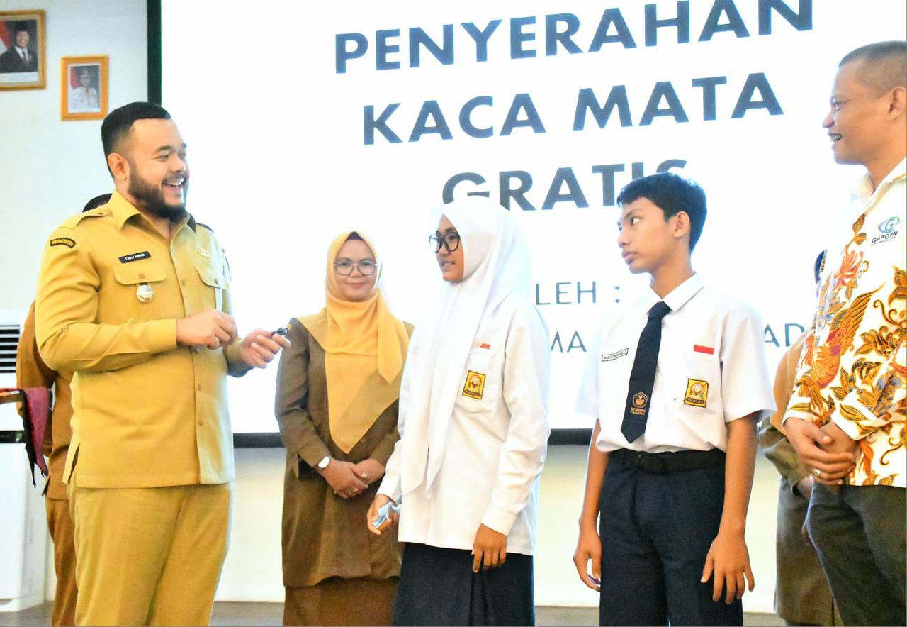 Wako Fadly Apresiasi Gapopin Bagikan 200 Kacamata Gratis untuk Peserta Didik di Padang