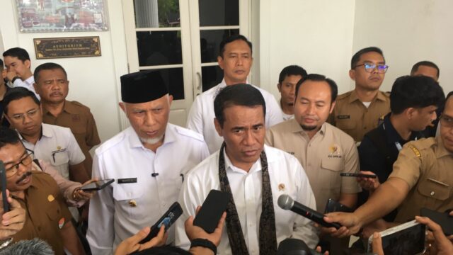 Menteri Pertanian Amran Sulaiman usai rapat koordinasi terkait pangan di Pemprov Sumatra Barat, Selasa 16 September 2025.