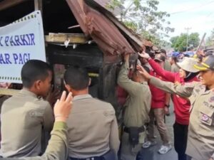 Lapak dan bangunan liar semi permanen yang berdisi di sepanjang jalan Pasar Pagi, Pulau Aia, Parak Laweh, Kecamatan Lubuk Begalung,