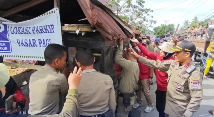 Lapak dan bangunan liar semi permanen yang berdisi di sepanjang jalan Pasar Pagi, Pulau Aia, Parak Laweh, Kecamatan Lubuk Begalung,