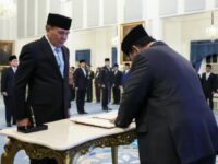 Presiden Prabowo Subianto melantik Letnan Jenderal (Purnawirawan) Djamari Chaniago sebagai Menko Polkam di Istana Negara