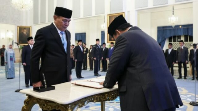 Presiden Prabowo Subianto melantik Letnan Jenderal (Purnawirawan) Djamari Chaniago sebagai Menko Polkam di Istana Negara