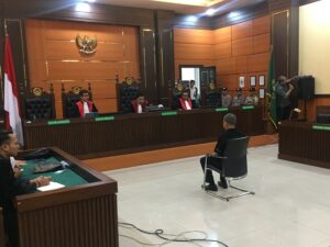 Pengadilan Negeri Padang menjatuhkan hukum penjara seumur hidup kepada eks Kepala Bagian Operasional Polres Solok Selatan, Dadang Iskandar