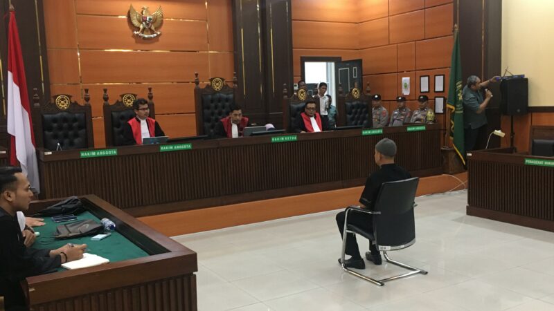 Pengadilan Negeri Padang menjatuhkan hukum penjara seumur hidup kepada eks Kepala Bagian Operasional Polres Solok Selatan, Dadang Iskandar