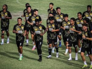 Pemain Semen Padang FC saat sesi latihan beberapa waktu lalu.