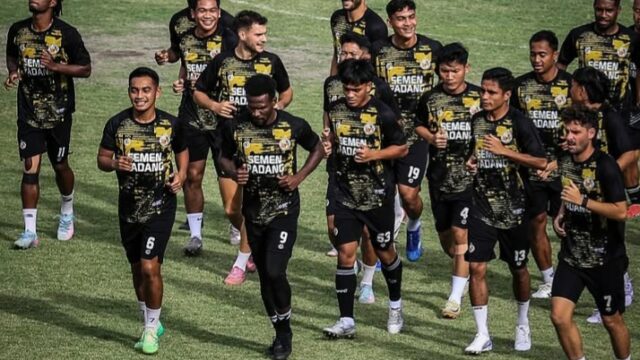 Pemain Semen Padang FC saat sesi latihan beberapa waktu lalu.