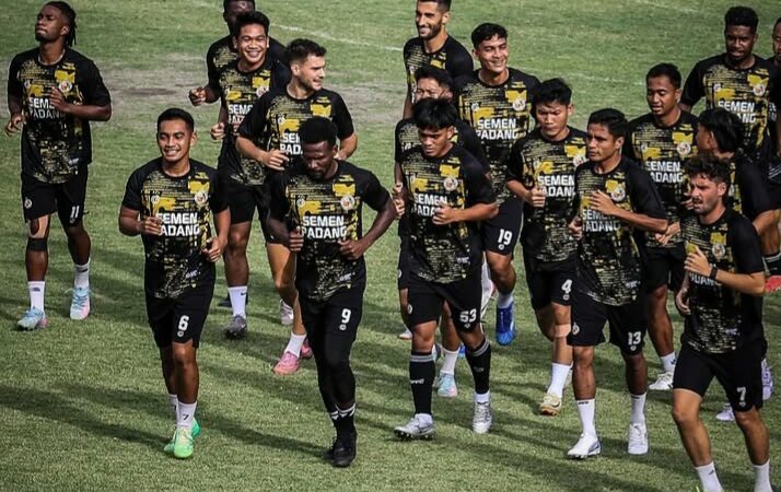 Pemain Semen Padang FC saat sesi latihan beberapa waktu lalu.