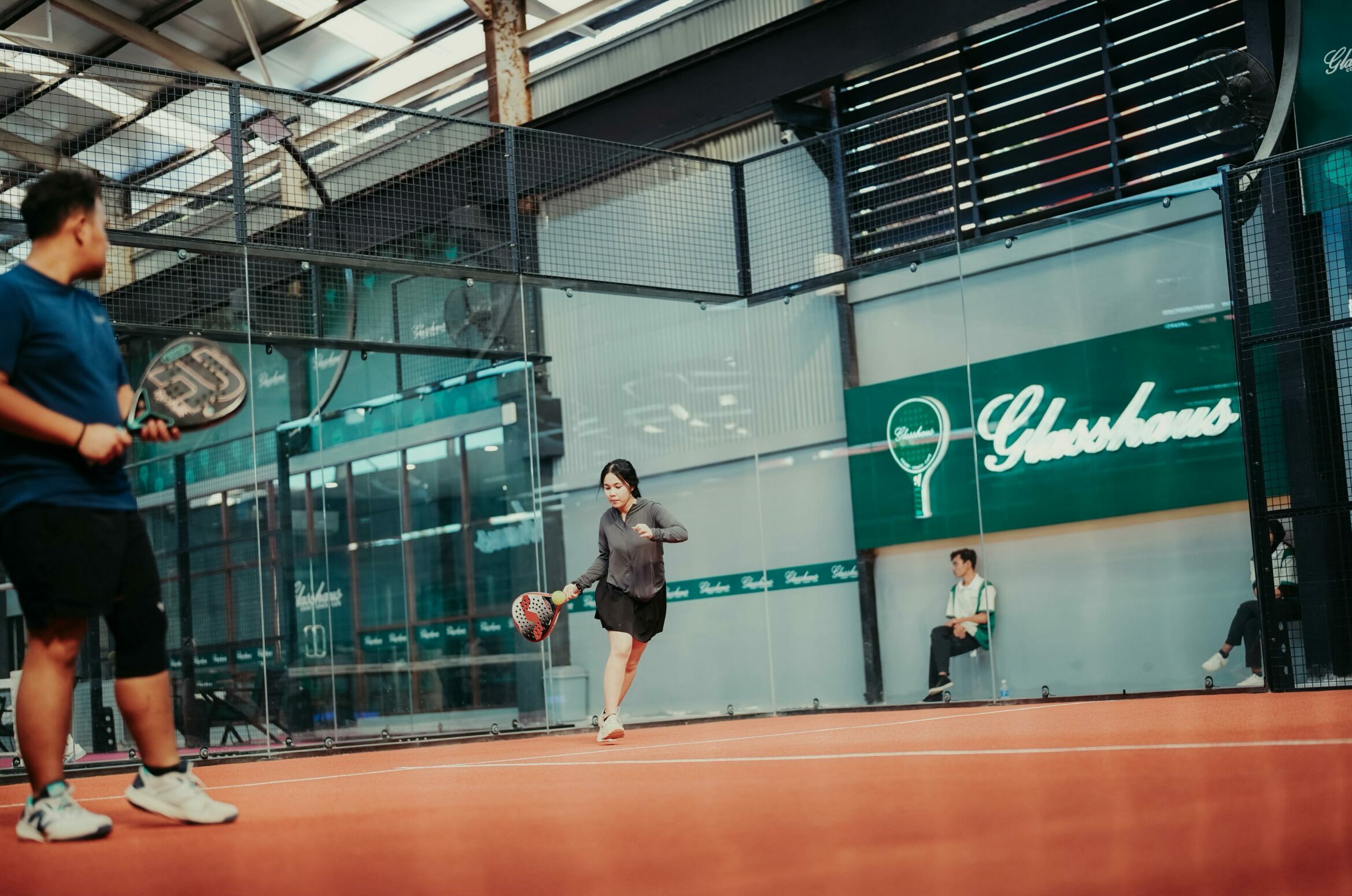 Glasshaus Lapangan Padel Pertama di Kota Padang Launching Akhir Pekan Ini