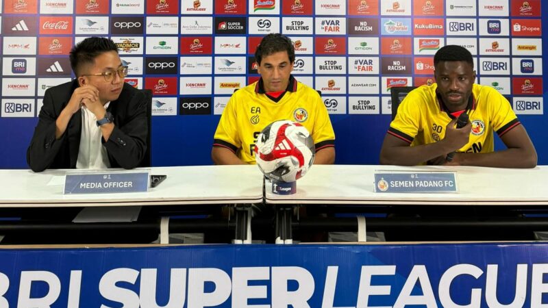 Pelatih kepala Semen Padang, Eduardo Almeida bersama Gelandang Kabau Sirah, Alhassan Wakaso saat konferensi pers jelang laga melawan Persebaya.