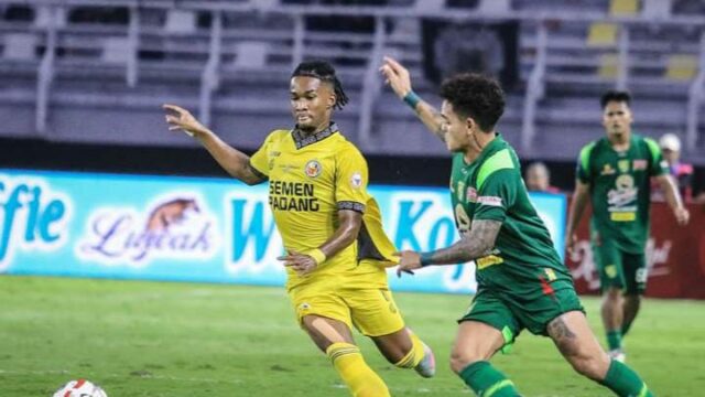 Ronaldo Kwateh menjalani debut saat menghadapi Persebaya Surabaya di Stadion Gelora Bung Tomo, Jumat malam (19/09/2025)