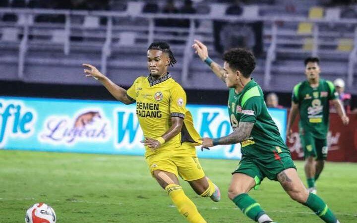 Ronaldo Kwateh menjalani debut saat menghadapi Persebaya Surabaya di Stadion Gelora Bung Tomo, Jumat malam (19/09/2025)