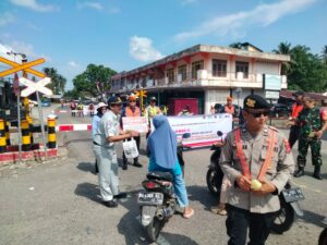 PT KAI Divre II Sumatra Barat (Sumbar) terus berkomitmen meningkatkan keselamatan di perlintasan sebidang kereta api melalui berbagai
