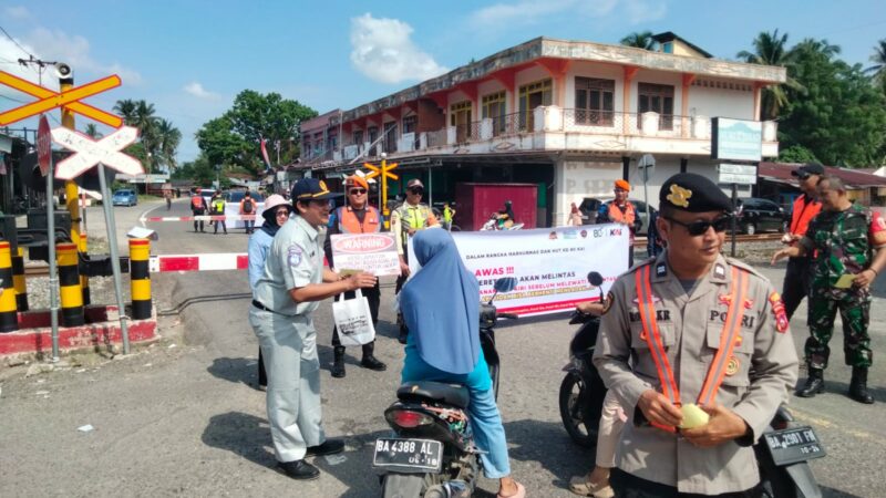PT KAI Divre II Sumatra Barat (Sumbar) terus berkomitmen meningkatkan keselamatan di perlintasan sebidang kereta api melalui berbagai