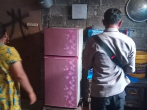 Seorang anak bernama Muhammad Firhan Akbar (9) kesetrum arus aliran listrik dari kulkas yang ada di kediamannya di Kampung Penyebrangan,