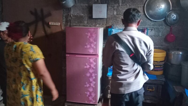 Seorang anak bernama Muhammad Firhan Akbar (9) kesetrum arus aliran listrik dari kulkas yang ada di kediamannya di Kampung Penyebrangan,