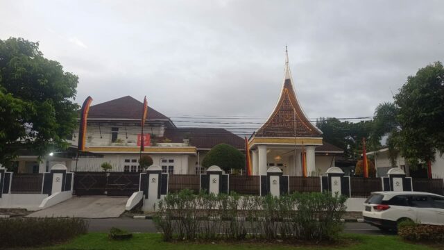 Rumah dinas wakil gubernur Sumatra Barat Vasko Ruseimy di Jalan Flamboyan Padang Barat