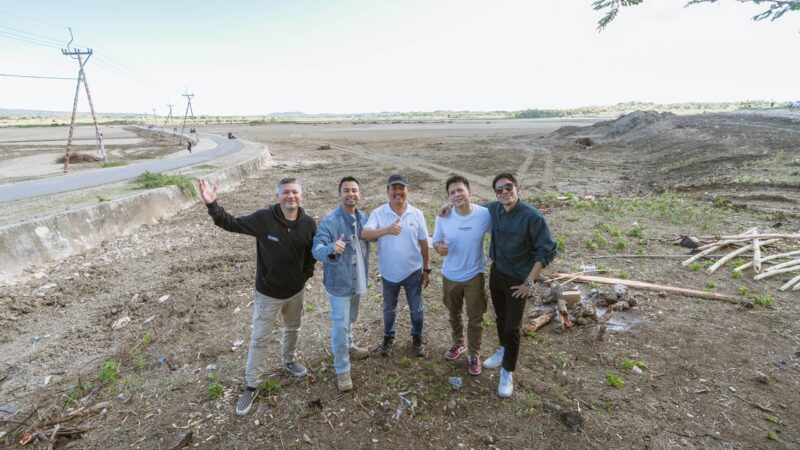 Menteri Kelautan dan Perikanan (KKP), Sakti Wahyu Trenggono meninjau progres pembangunan Kawasan Sentra Industri Garam Nasional (K-SIGN)