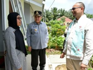 Direktur Jenderal Perumahan Perdesaan Kementerian Perumahan dan Kawasan Permukiman (PKP) Irman meninjau rumah hunian tetap (huntap)