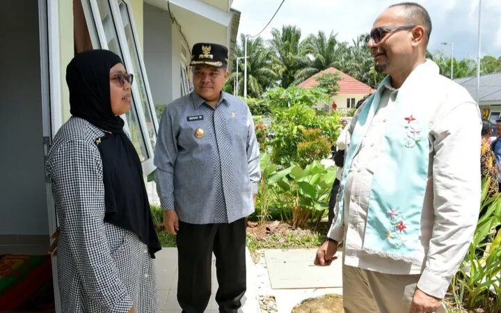 Direktur Jenderal Perumahan Perdesaan Kementerian Perumahan dan Kawasan Permukiman (PKP) Irman meninjau rumah hunian tetap (huntap)